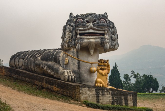 Obrovské kočičí sochy