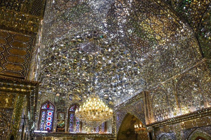 Vnitřek mešity, na všěch stěnách zcadla