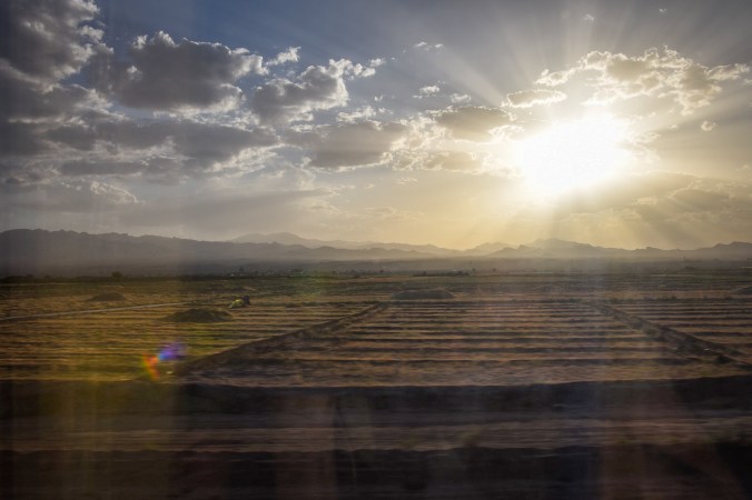Západ slunce z vlaku, Íránská krajina je pro nás hodně zajímavá a rozdílná od všeho co zatím známe 