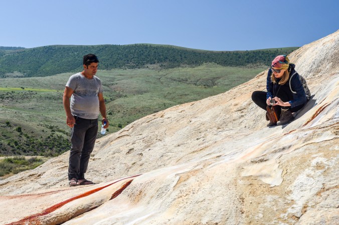 Adél dokumentuje železovité usazeniny pramenu