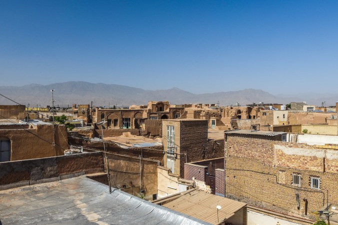 Kashan z jedné strany obklopovaly hory