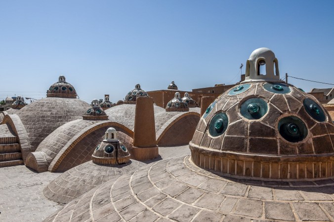 Střecha Sultan Amir Ahmad, přes sklíčka v kupolích se rozptylovalo světlo do všech koutů místností