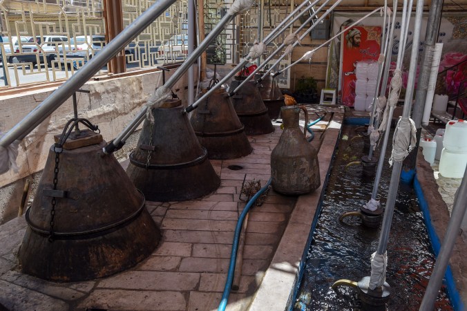 Parní destilace růží