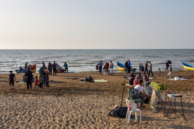 Na pláži všichni chodili plně oblečeni 