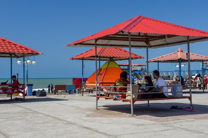 Iránci postaví kemping stan kamkoliv, kam se nacpe